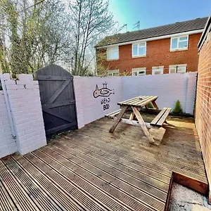 Spacious 3 Bedroom Retreat For Professionals Holiday home Kingston upon Hull